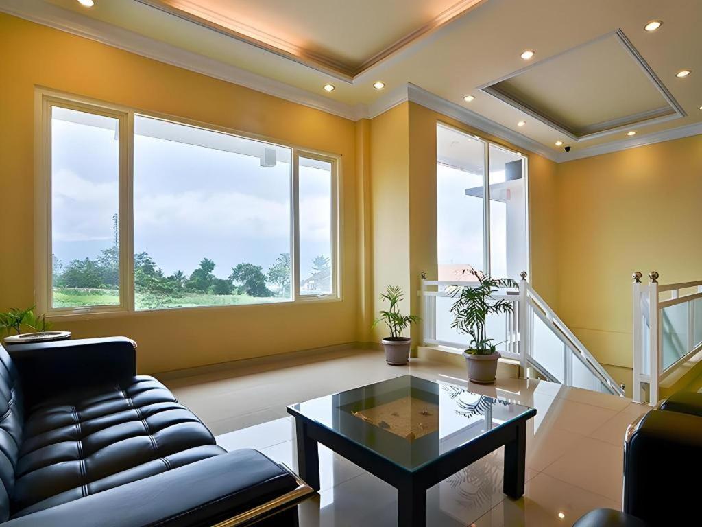 Riverstone And Hotel Malang