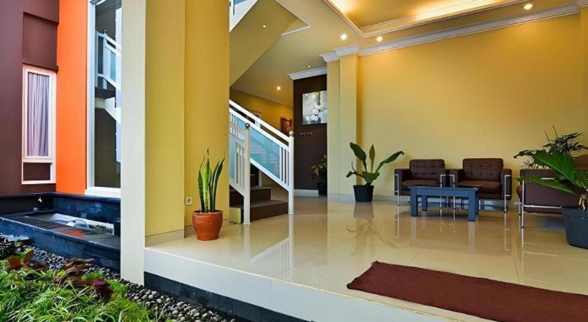 Riverstone And Hotel Malang