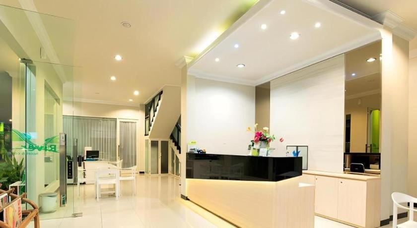 Riverstone And Hotel 2*