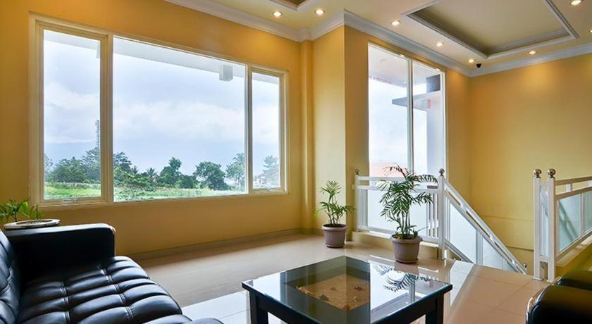 Riverstone And Hotel Malang