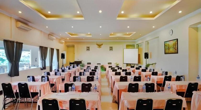 Riverstone And Hotel Malang