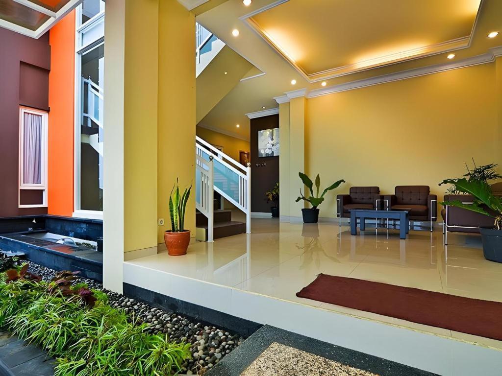 Riverstone And Hotel Malang